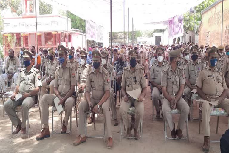 पंचायत चुनाव से पहले बैठक करते पुलिस कर्मचारी.