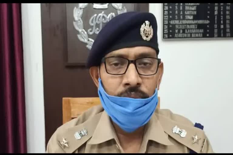 जानकारी देते पुलिस अधिकारी