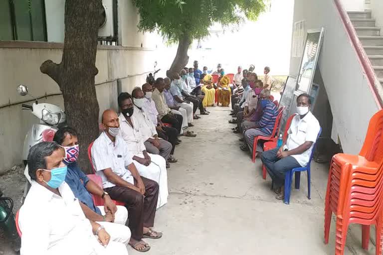 Start-up Agricultural Cooperative Bank employees on strike!