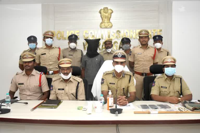 Fake Police: నకిలీ పోలీసు అరెస్ట్​.. రూ. 3.50 లక్షలు స్వాధీనం