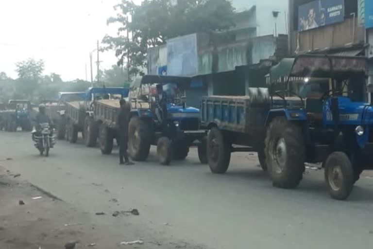 Illegal trade of sand in Giridih in Sariya area