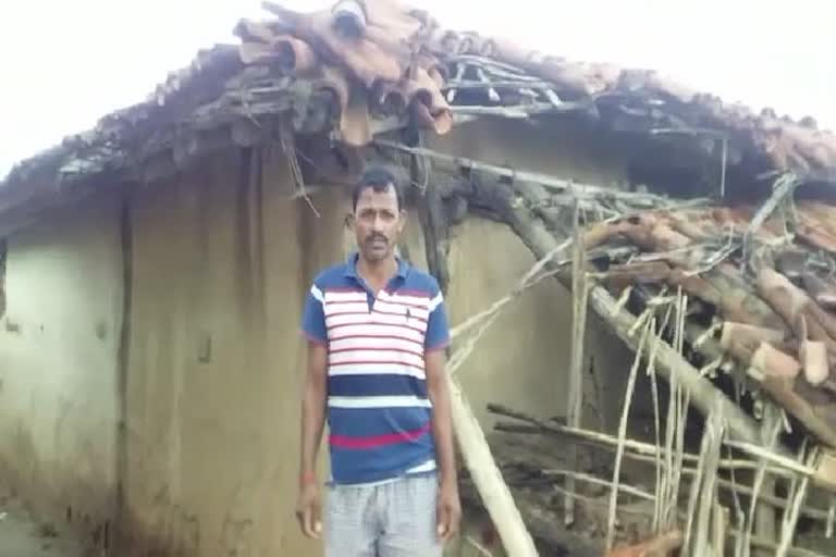 dozen houses demolished in Chatra due to heavy rain, चतरा में बारिश से बेघर हुए लोग