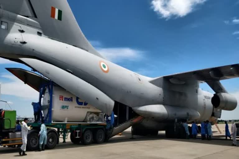 IAF swiftly moved 11K oxygen concentrators 2950 ventilators received from abroad within country to fight Covid Covid കൊവിഡില്‍ കൈത്താങ്ങായി ഇന്ത്യന്‍ വ്യോമസേന പതിനൊന്നായിരം ഓക്സിജന്‍ സിലിണ്ടറുകളും 2950 വെന്‍റിലേറ്ററുകളും ലക്ഷ്യസ്ഥാനത്തെത്തിച്ചു കൊവിഡില്‍ കൈത്താങ്ങായി ഇന്ത്യന്‍ വ്യോമസേന കൊവിഡില്‍ കൈത്താങ്ങായി ഇന്ത്യന്‍ വ്യോമസേന; പതിനൊന്നായിരം ഓക്സിജന്‍ സിലിണ്ടറുകളും 2950 വെന്‍റിലേറ്ററുകളും ലക്ഷ്യസ്ഥാനത്തെത്തിച്ചു കൊവിഡ് പതിനൊന്നായിരം ഓക്സിജന്‍ സിലിണ്ടറുകളും 2950 വെന്‍റിലേറ്ററുകളും ലക്ഷ്യസ്ഥാനത്തെത്തിച്ച് കൊവിഡ് പോരാട്ടത്തില്‍ പങ്കാളികളായി ഇന്ത്യന്‍ വ്യോമസേന