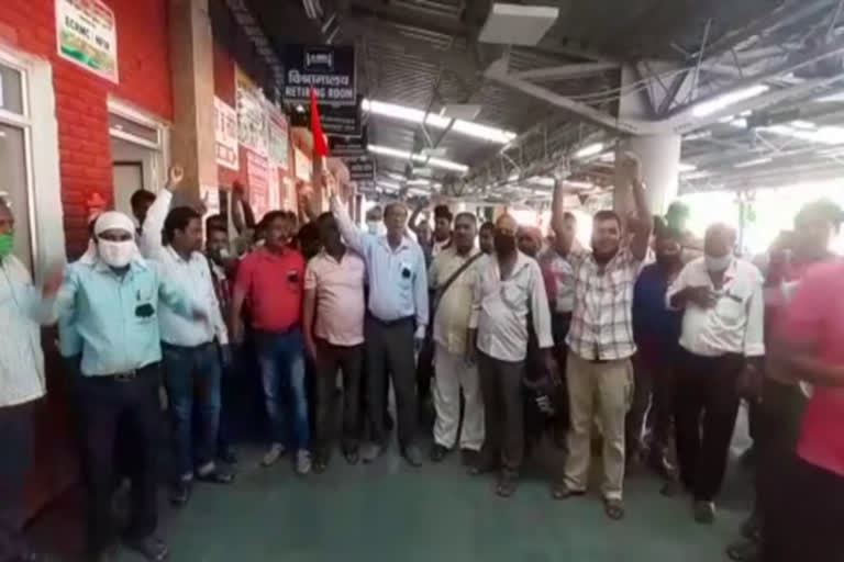 railway employee protest against retrenchment and privatization of employees 