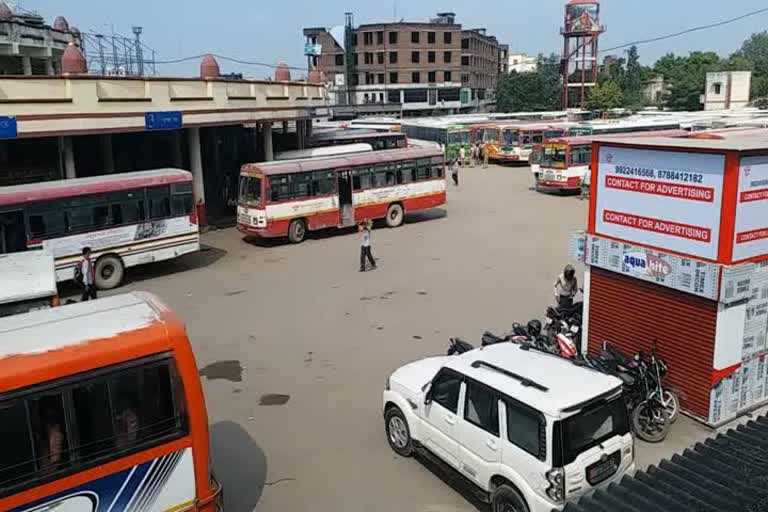 बस स्टॉप वाराणसी.