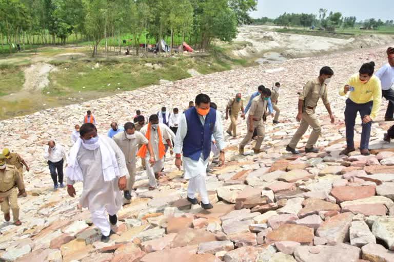 जल शक्ति मंत्री महेन्द्र सिंह ने बाढ़ परियोजना का लिया जायजा.