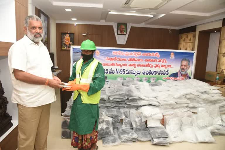 Chevireddy Bhaskar Reddy distributes N95 masks to Corona Frontline Warriors