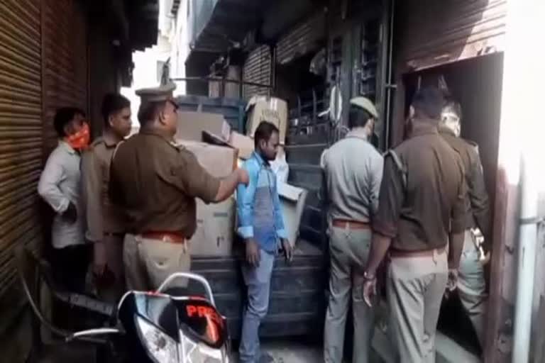 आतिशबाजी की दुकान पर कार्रवाई करती पुलिस