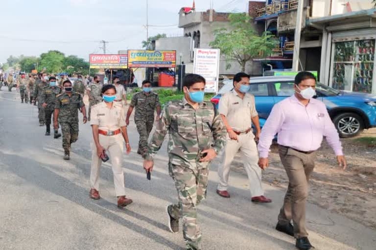 GIRIDIH POLICE FLAG MARCH, गिरिडीह में पुलिस प्रशासन के द्वारा फ्लैग मार्च निकाला गया.