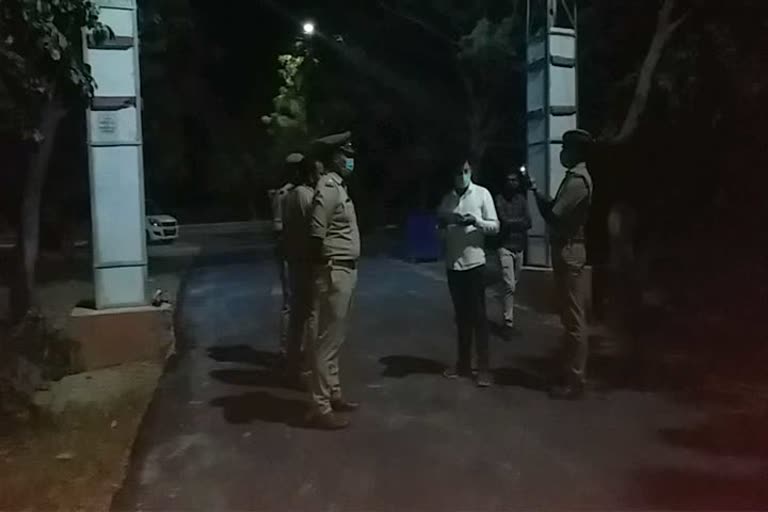 मामले की जांच करते पुलिस अधिकारी 