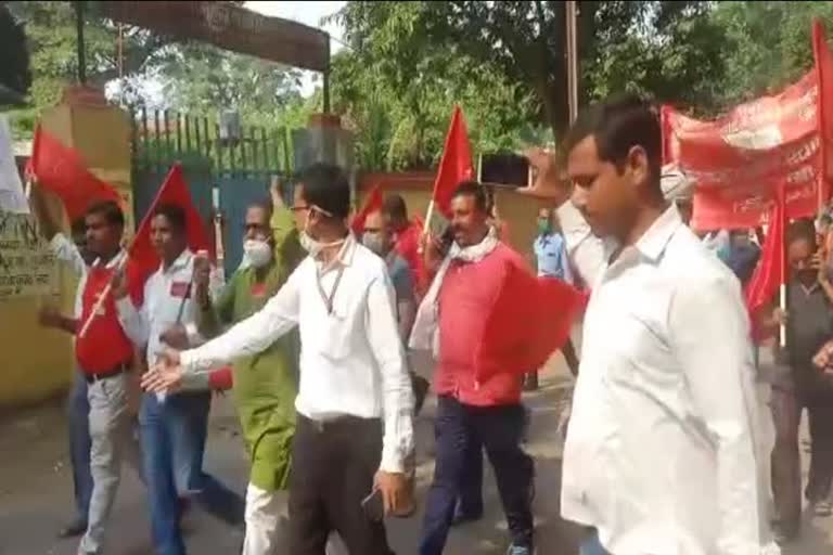 railway workers protest to demand bonus