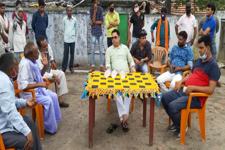 Congress state secretary Ranvijay Singh arrives at coal dump 