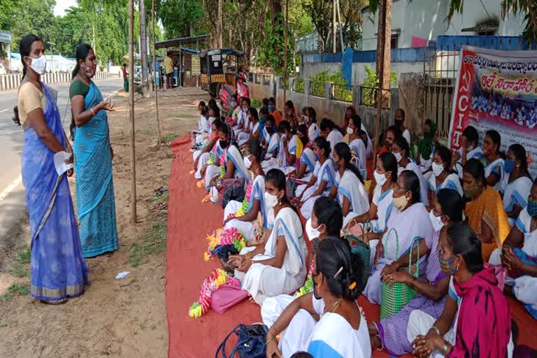 asha workers protest at rampa chodavaram