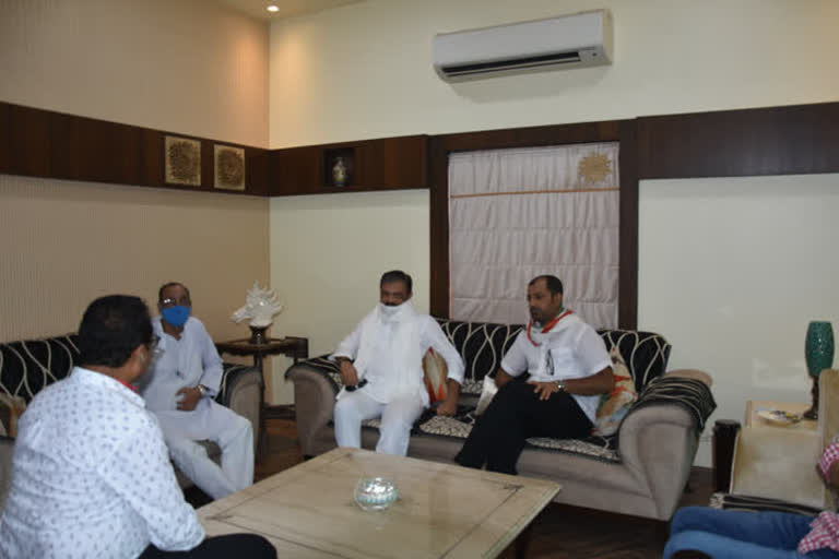 Guardian minister Sunil kedar review meet