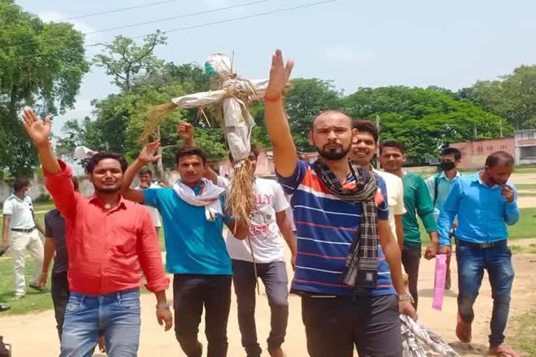 akhil bharatiya vidyarthi parishad burnt effigy