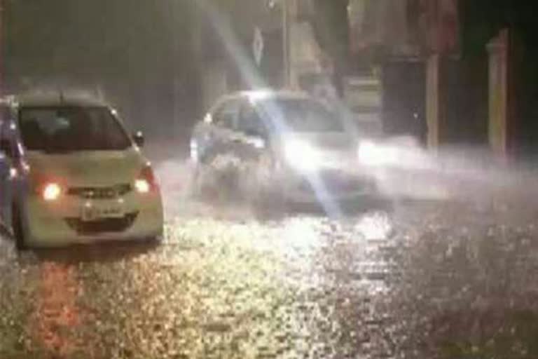 traffic turn due to continuous rain in mumbai