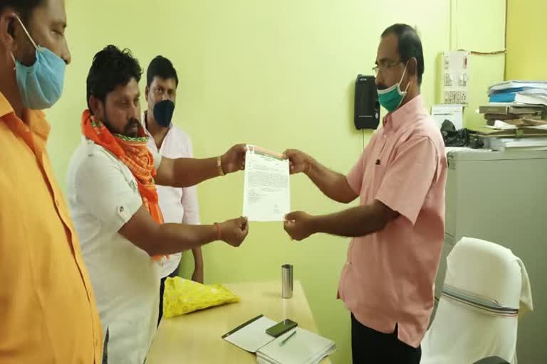 BJYM president handed over demand letter to SDM 