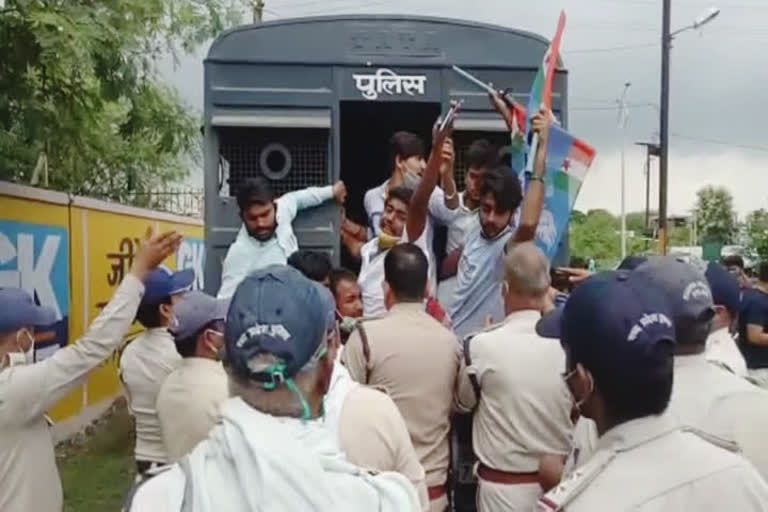 NSUI workers during lockout