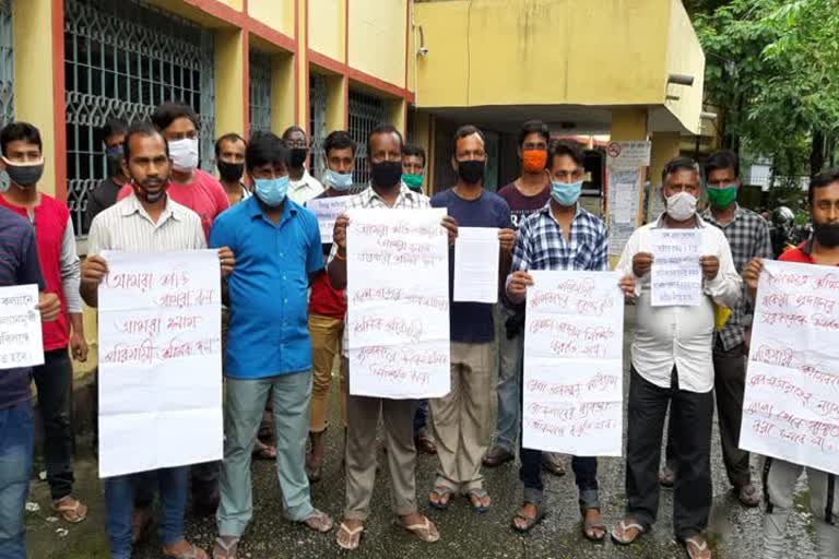  Migrant workers protesting at the SDO office demanding work