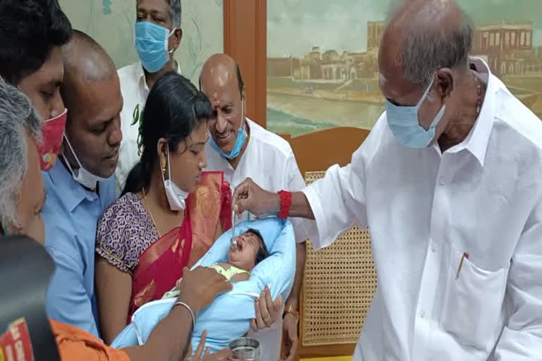 குழந்தைக்கு பெயர் சூட்டிய புதுச்சேரி முதலமைச்சர் 