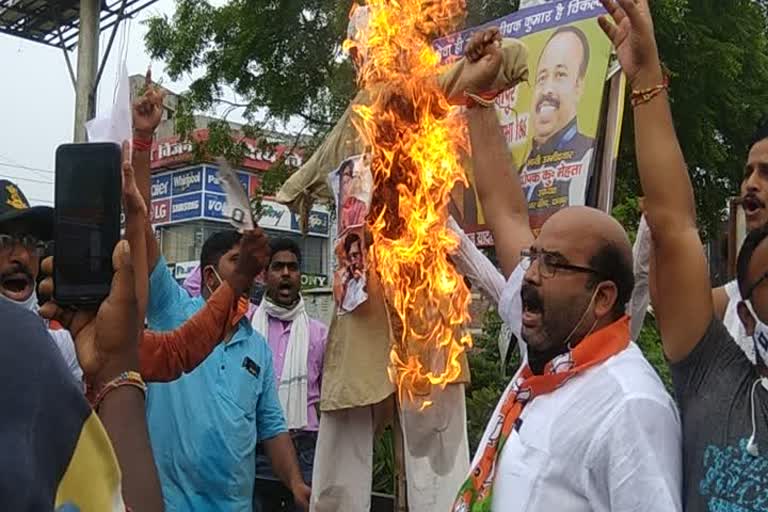 ex-servicemen burn effigy of maharashtra chief minister