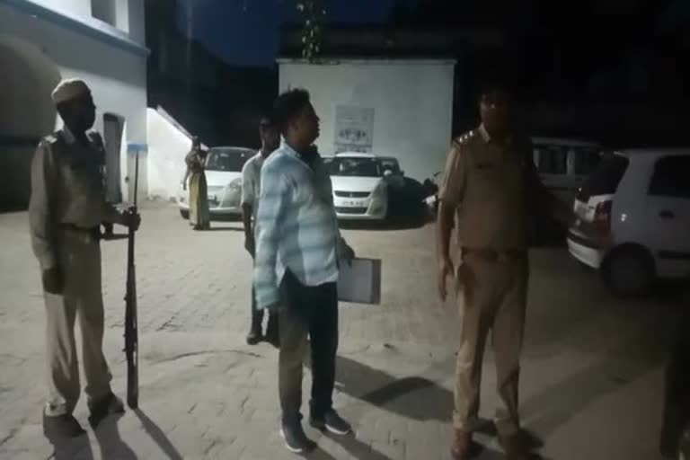 थाने पहुंचे खनन अधिकारी के साथ पुलिसकर्मी.