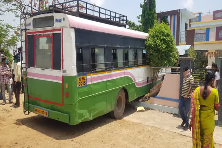 RTC bus crashes into house in Mahabubabad district