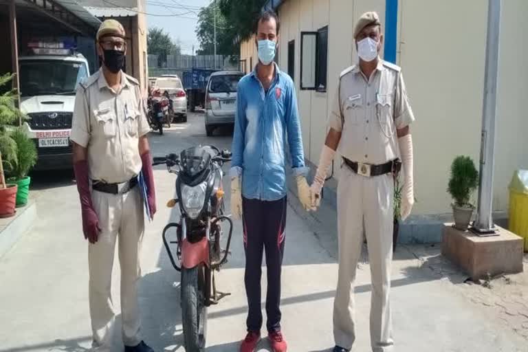 Delhi police arrested a auto lifter in Baba Haridas Nagar 