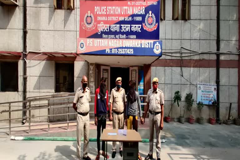 delhi police arrested 2 accused for loot in uttam nagar