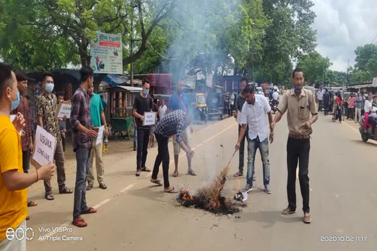 বকলীয়াঘাটত মুখ্যমন্ত্রী-যােগানমন্ত্রীৰ প্রতিকৃতি দাহ উছুকা'ৰ