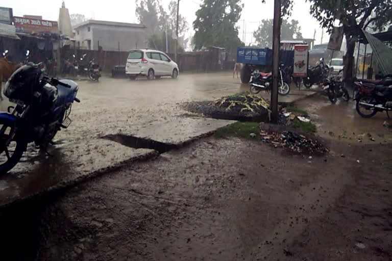 heavy rain in the city for hours