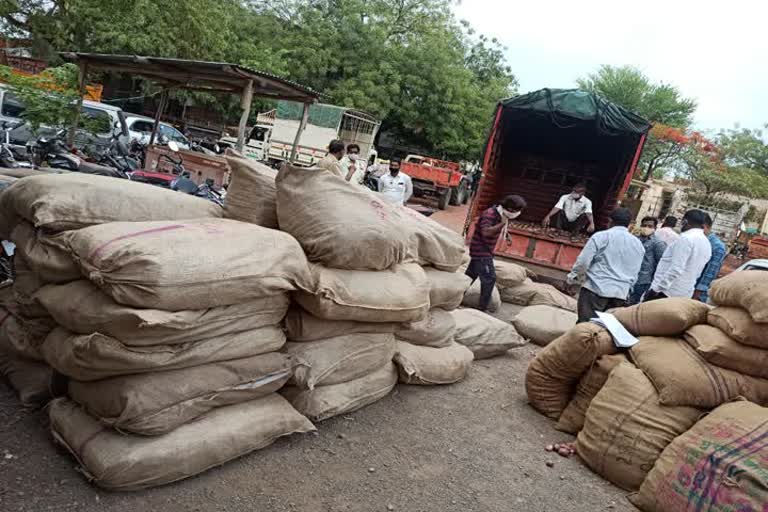 सांगोल्यातून तस्करी होणारा 19 लाखाच गुटखा जप्त