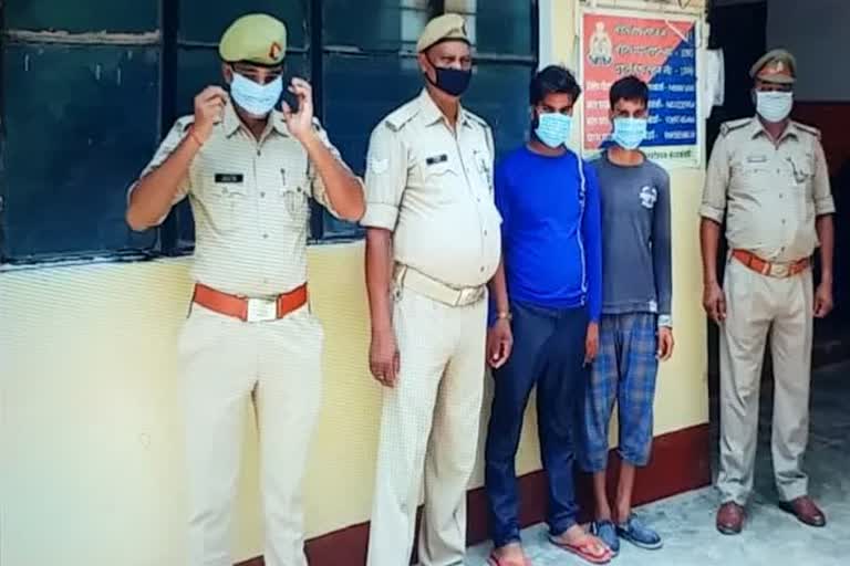 गिरफ्तार आरोपियों के साथ पुलिस की टीम