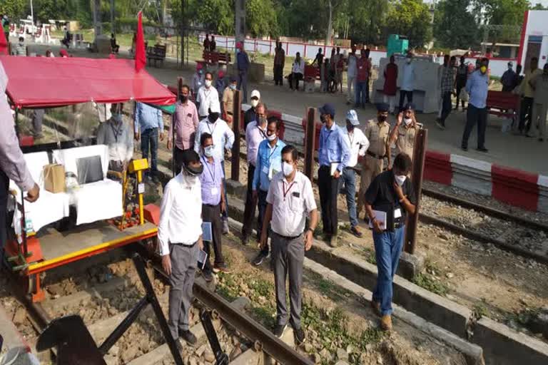 औड़िहार-तरांव रेलखंड की दूसरी लाइन के विद्युतीकरण का निरीक्षण करते अधिकारी.