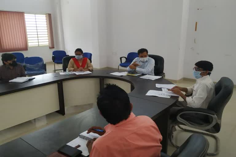 Discussion on employment of migrant laborers in the collector meeting