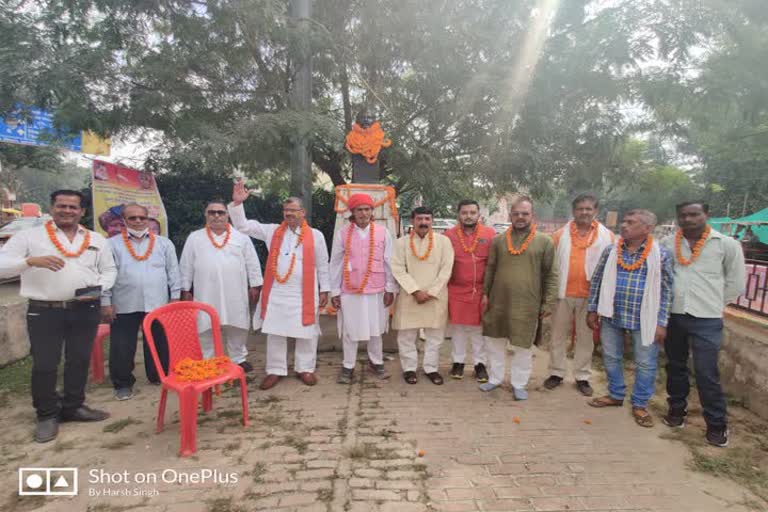 आचार्य नरेंद्र देव की प्रतिमा के सामने खड़े कार्यकर्ता व पदाधिकारीगण.