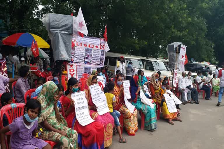 Demand for compensation for dead migrant  families in Malda