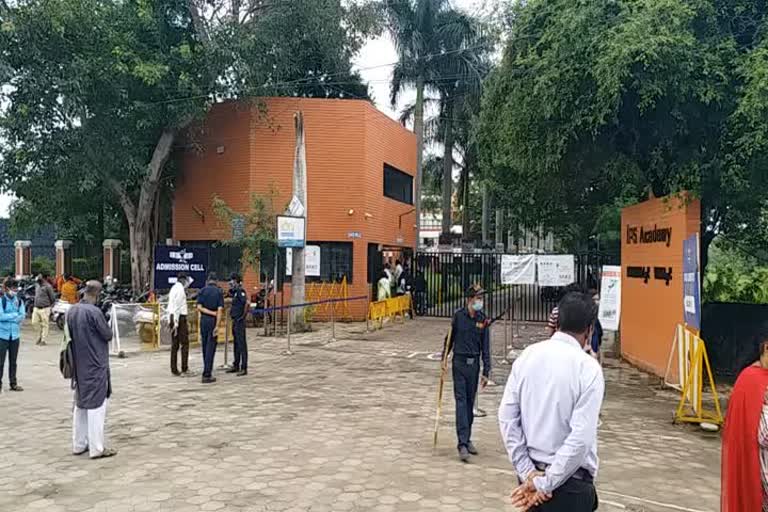 Parents reaching children to JEE examination center