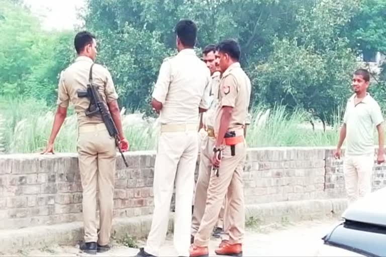 बिना मास्क के पुलिस कर्मियों का फोटो वायरल. 