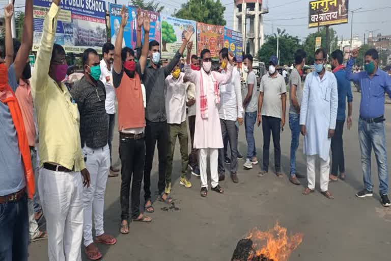 bjp workers burn effigy of maharashtra cm