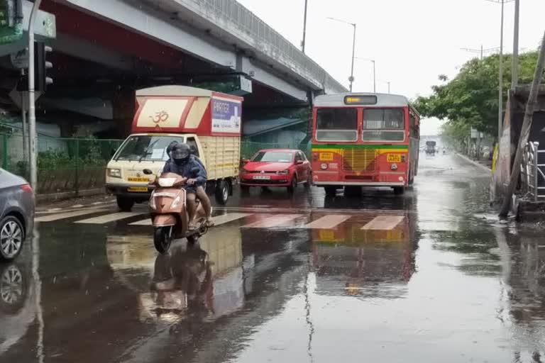 वांद्रे खेरवाडी परिसरातील सखल भागात साचले पाणी