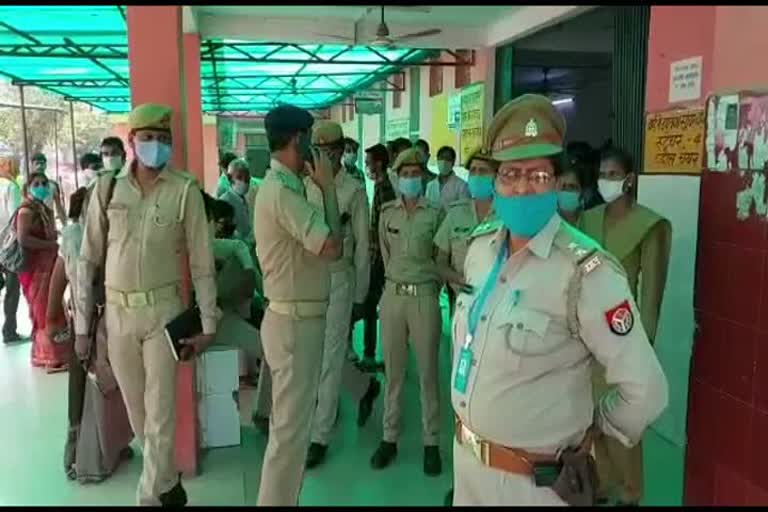 मामले की जांच कर रही पुलिस की टीम.