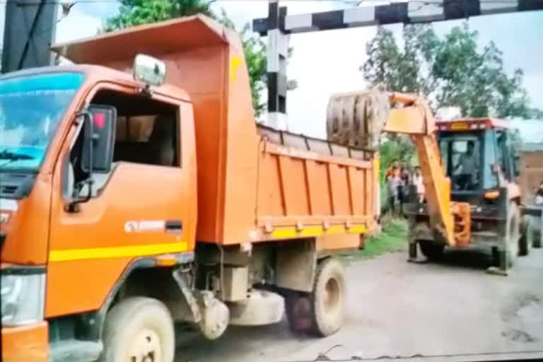 Illegal coal loaded vehicle collides in railway gate boom in Dhanbad