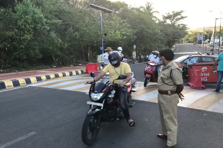 cp Manish Kumar Sinha examining curfew