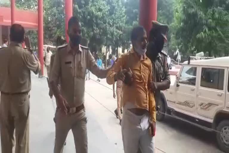 बीजेपी नेता को थाने लेकर जा रही पुलिस.