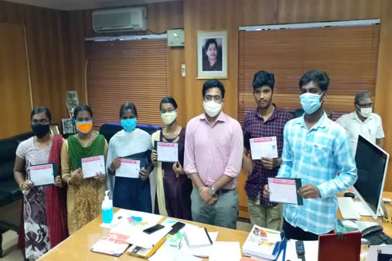 District Collector met the students who got a place in the medical course!