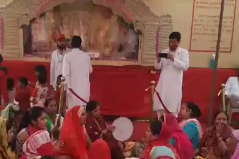 Chariot prepared for darshan of Mata from Jhandewali Mata temple reached Chhatarpur in South Delhi