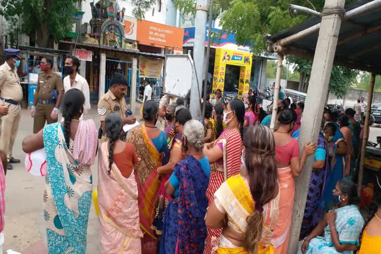 Women involved in road blockade with empty buckets in Virudhunagar