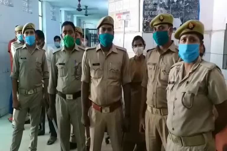 छात्र को बरामद करने वाली पुलिस की टीम.