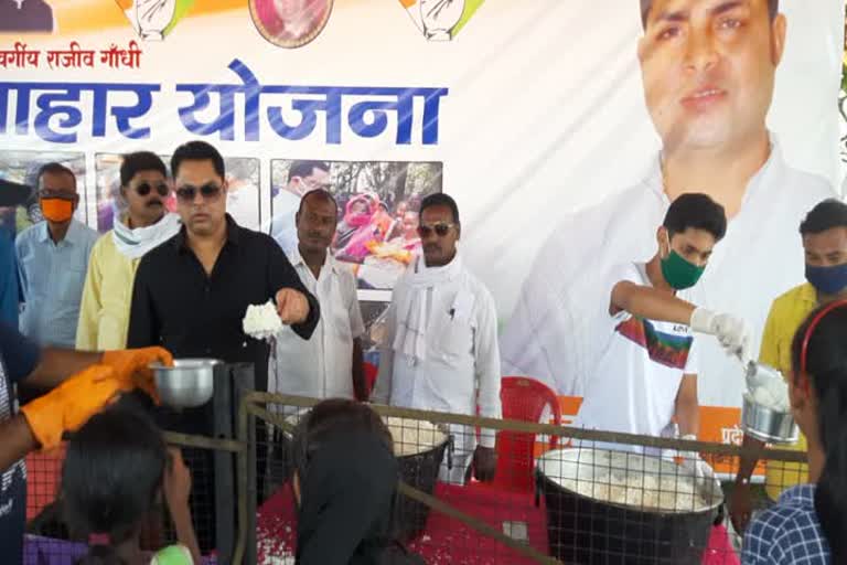 Congress state secretary Ranvijay Singh given food to poor people